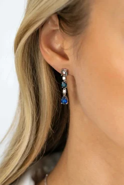 ZINZI zilveren lange oorsieraden 29mm met een prachtige combinatie van blauwe kleurstenen. In vierkant, ovaal en peervorm, afgewisseld met kleine witte zirconia's. ZIO2397