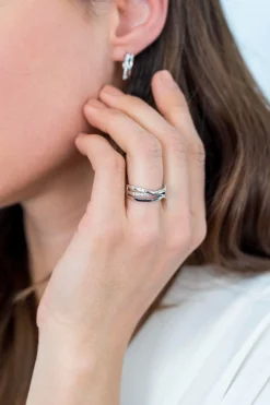 ZINZI zilveren luxe cross-over ring glad met witte zirconia's ZIR1774