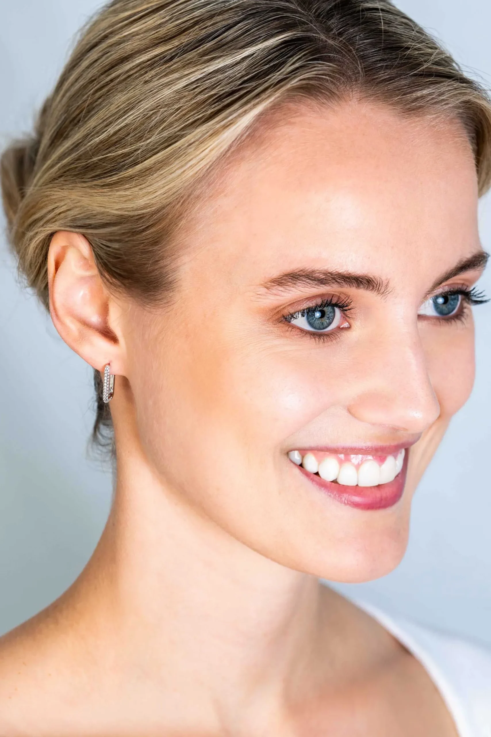 ZINZI zilveren luxe oorringen 15x2mm rechthoekig met witte zirconia's ZIO2221Z