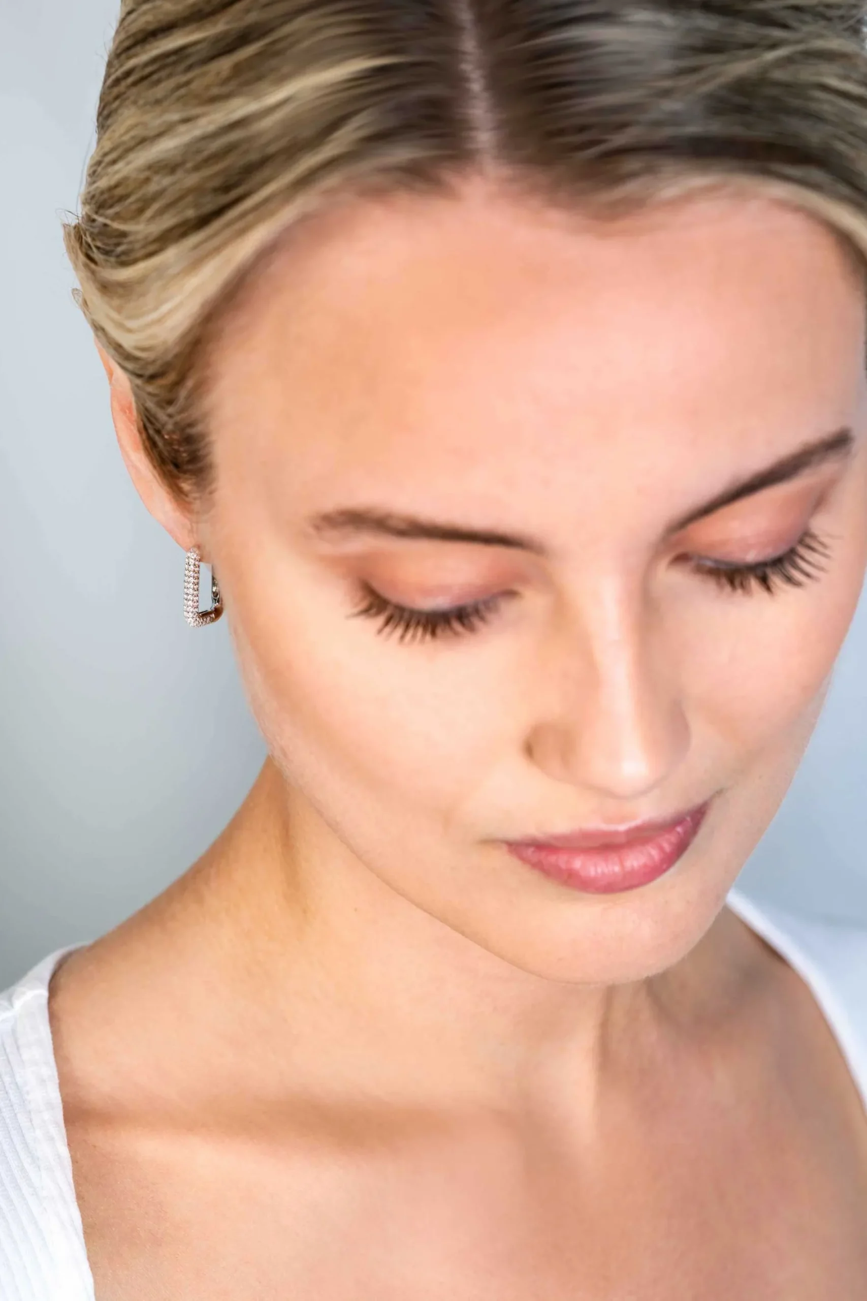 ZINZI zilveren luxe oorringen 18x3mm rechthoekig met witte zirconia's ZIO2222Z