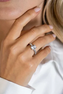 ZINZI zilveren luxe ring met rechthoekige witte zirconia in een vierpoots-zetting. De scheen heeft een multi-look uitstraling. ZIR2392
