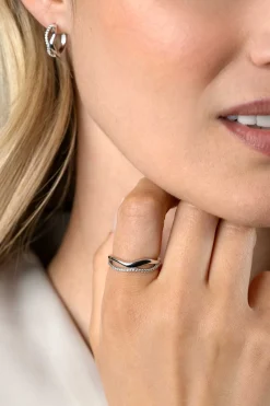 ZINZI zilveren multilook ring (6mm breed) organisch gevormd met twee golvende banen, waarvan één bezet met witte zirconia's ZIR2629