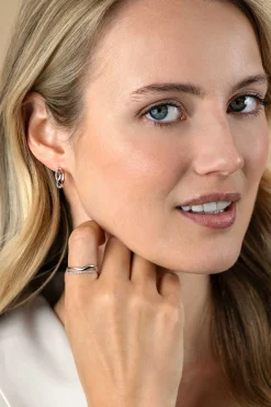 ZINZI zilveren multilook ring (6mm breed) organisch gevormd met twee golvende banen, waarvan één bezet met witte zirconia's ZIR2629