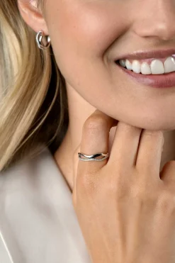 ZINZI zilveren multilook ring (6mm breed) organisch gevormd met twee golvende banen, waarvan één bezet met witte zirconia's ZIR2629