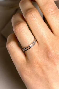 ZINZI zilveren multi-look ring, met de look van twee smalle ringen waartussen drie witte zirconia's zijn bevestigd ZIR2451