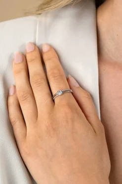 ZINZI zilveren multilook ring met rechthoekige kastzetting van 5mm en twee banen. Bezet met witte zirconia's ZIR2626