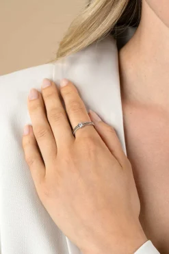 ZINZI zilveren multilook ring met rechthoekige kastzetting van 5mm en twee banen. Bezet met witte zirconia's ZIR2626