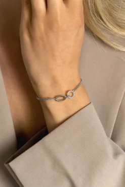 ZINZI zilveren multi-look armband met twee kettinkjes, verbonden aan een ovale schakel en open rondje bezet met witte zirconia's 17-20cm ZIA2463