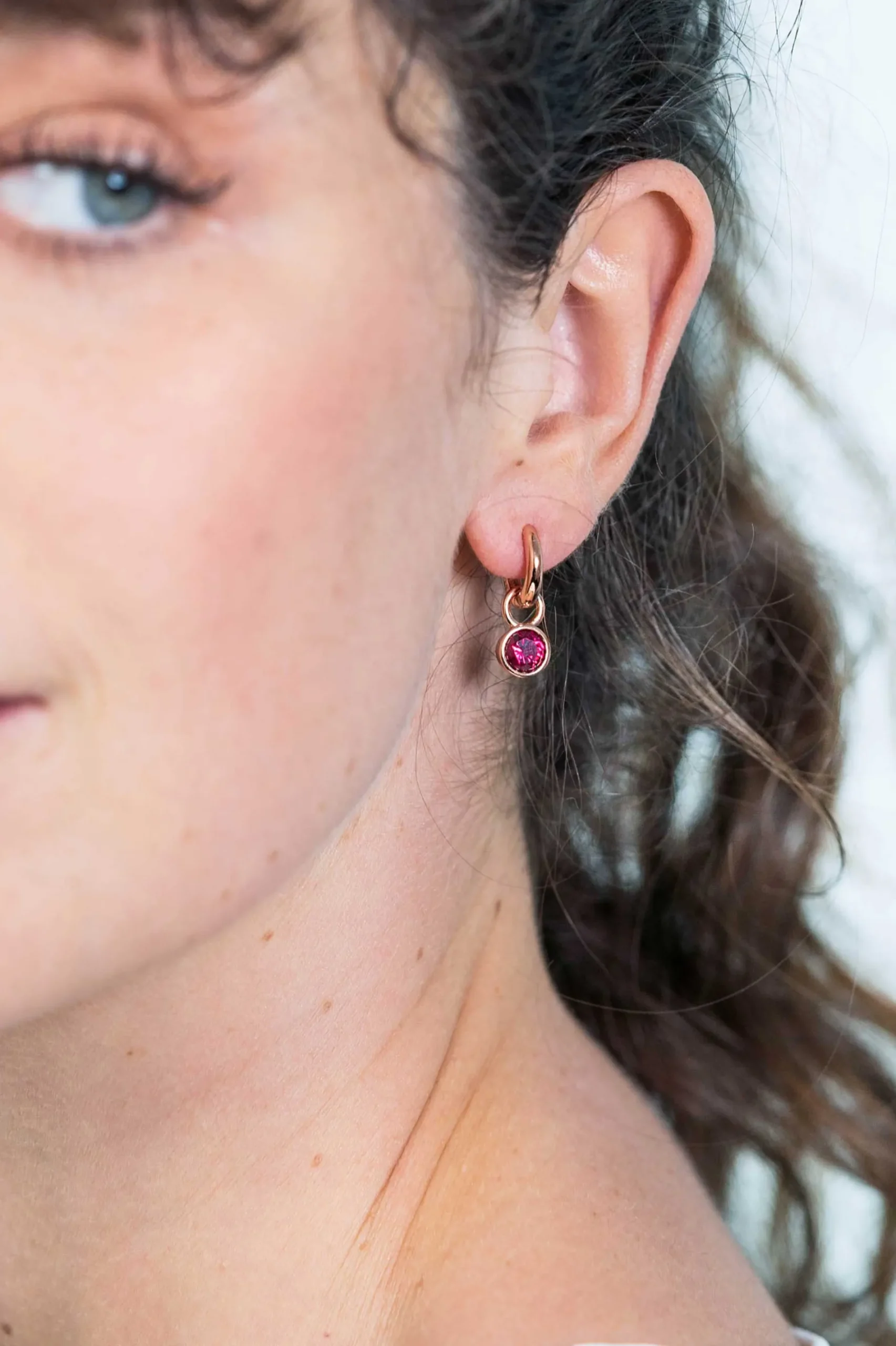 ZINZI zilveren oorbedels rosé verguld 7mm rond donkerrood ZICH1486RR (zonder oorringen)