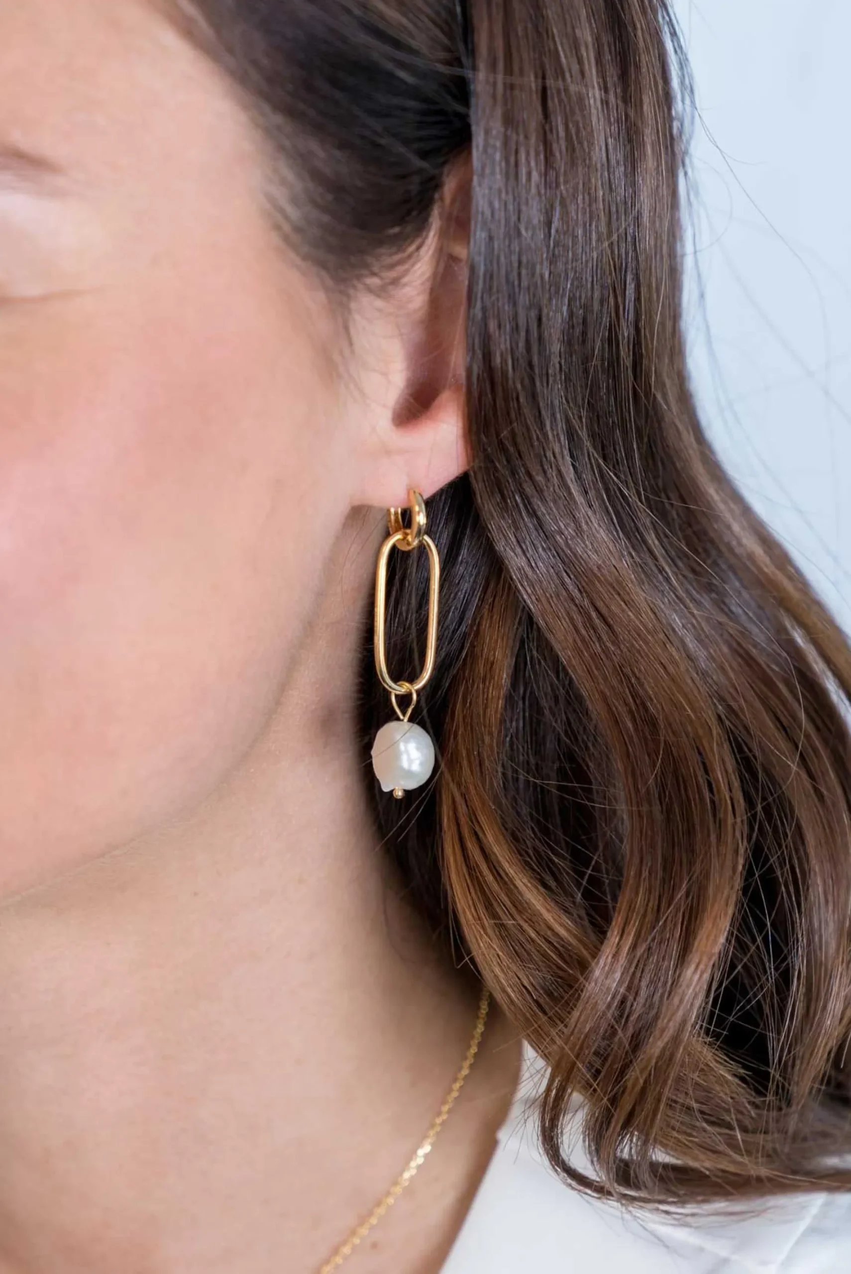 ZINZI zilveren oorbedels 14K geel verguld 43mm ovaal witte parel ZICH2188G (zonder oorringen)