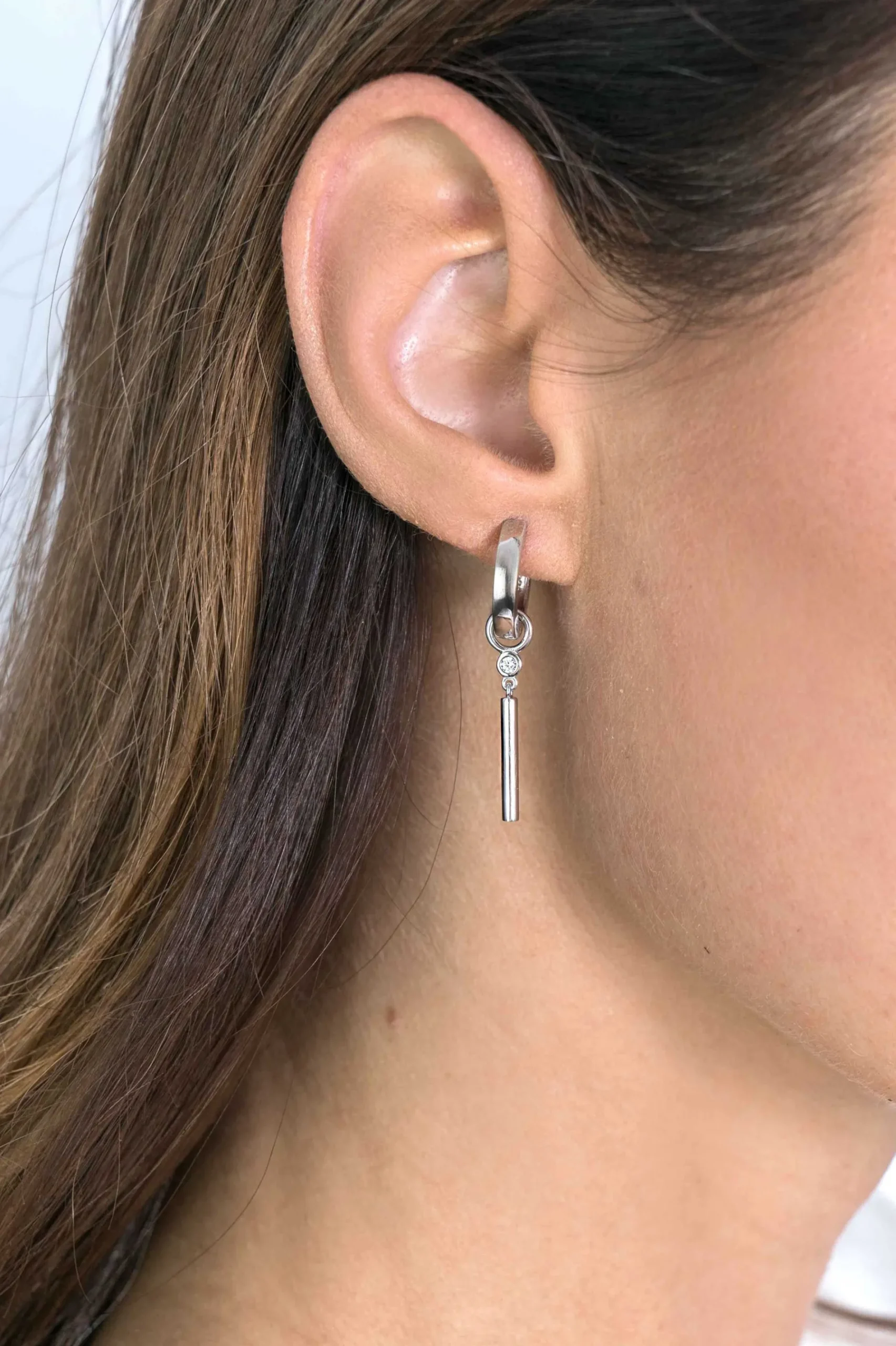 ZINZI zilveren oorbedels 26 mm glad rond staafje witte zirconia's ZICH2143 (zonder oorringen)