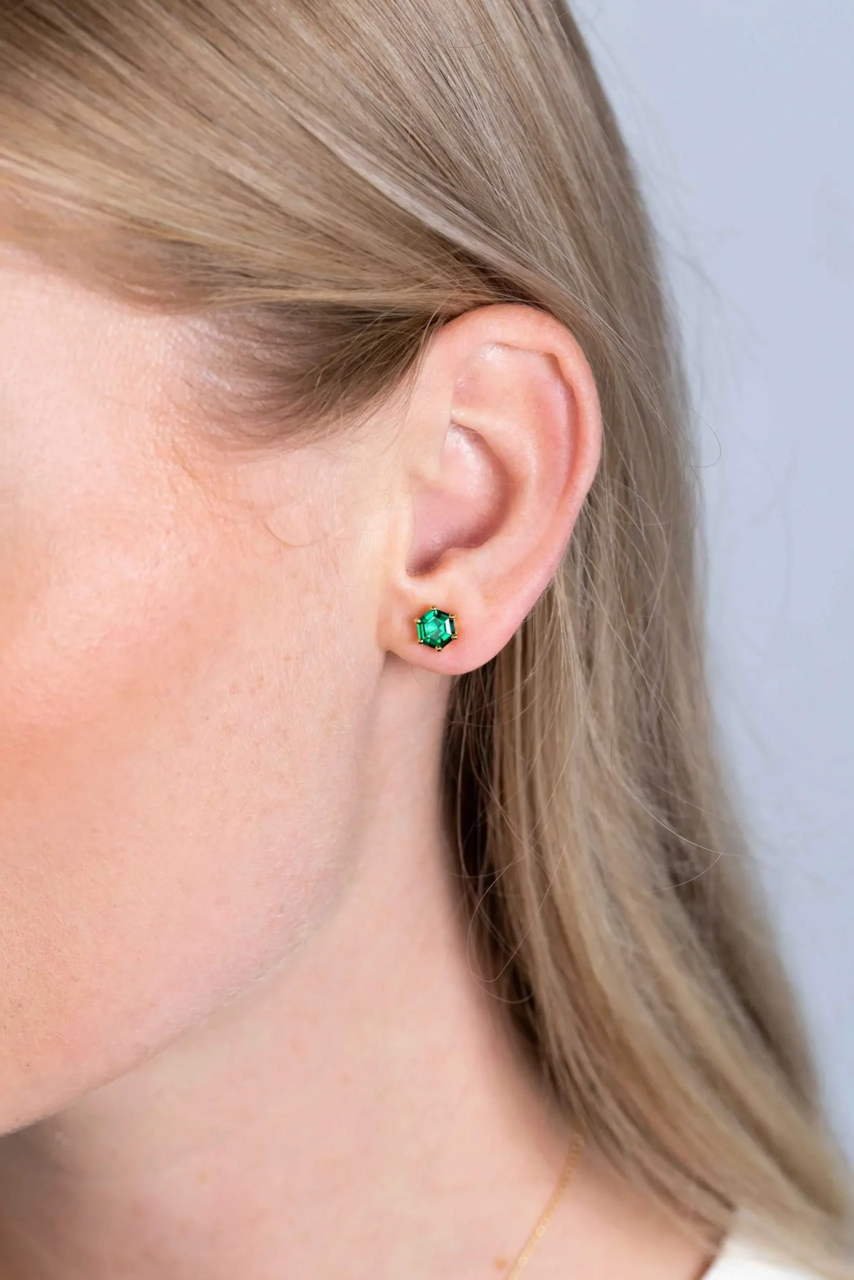ZINZI zilveren oorknoppen extra 14K geel verguld zeshoek met groene kleursteen 7mm ZIO2259G