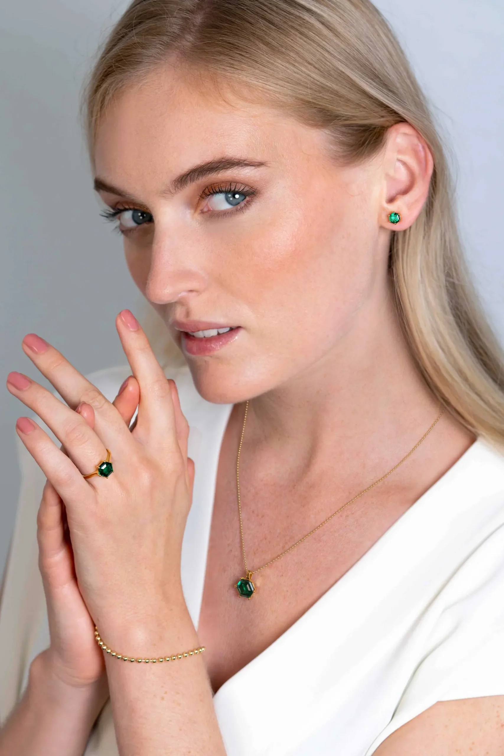 ZINZI zilveren oorknoppen extra 14K geel verguld zeshoek met groene kleursteen 7mm ZIO2259G