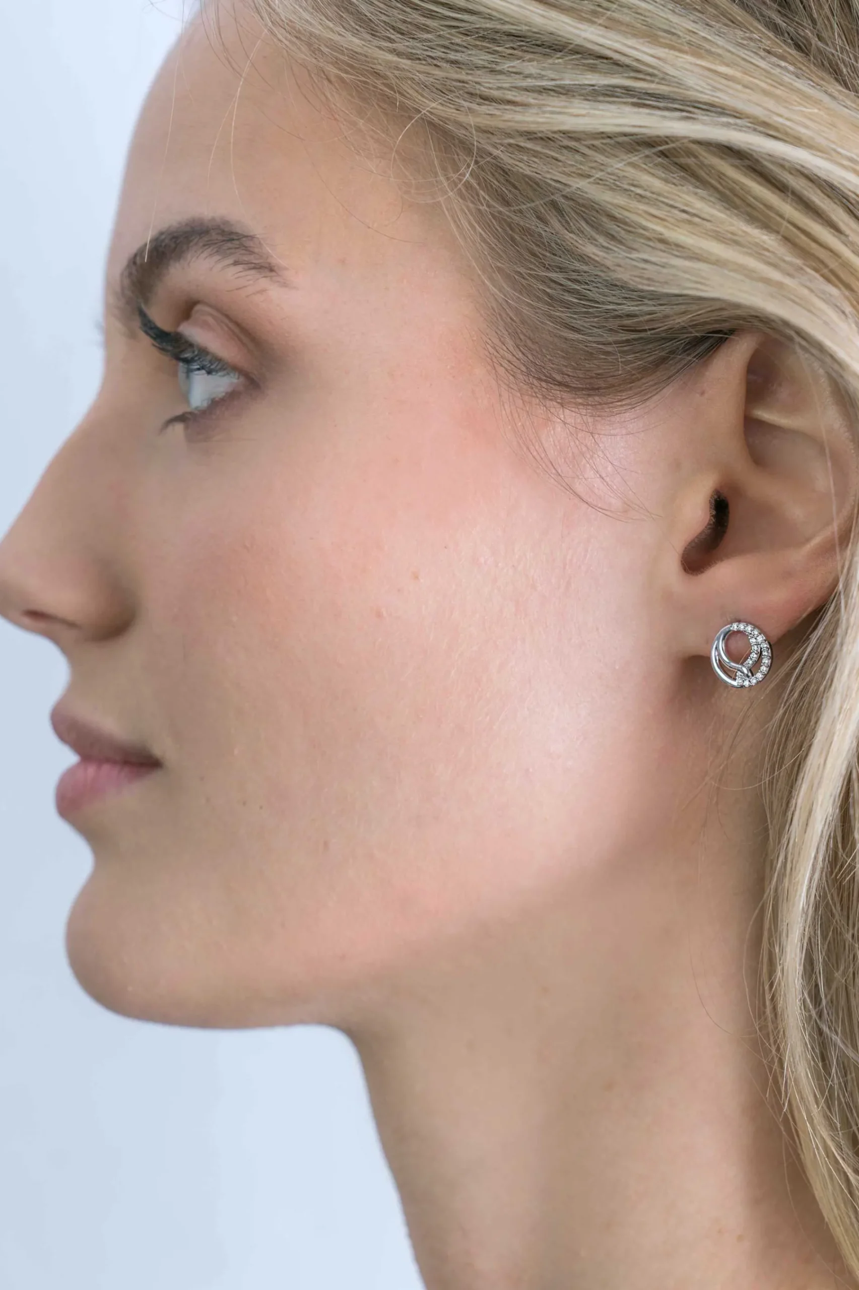 ZINZI zilveren oorknoppen 10mm symboliseert verbondenheid witte zirconia's ZIO2119