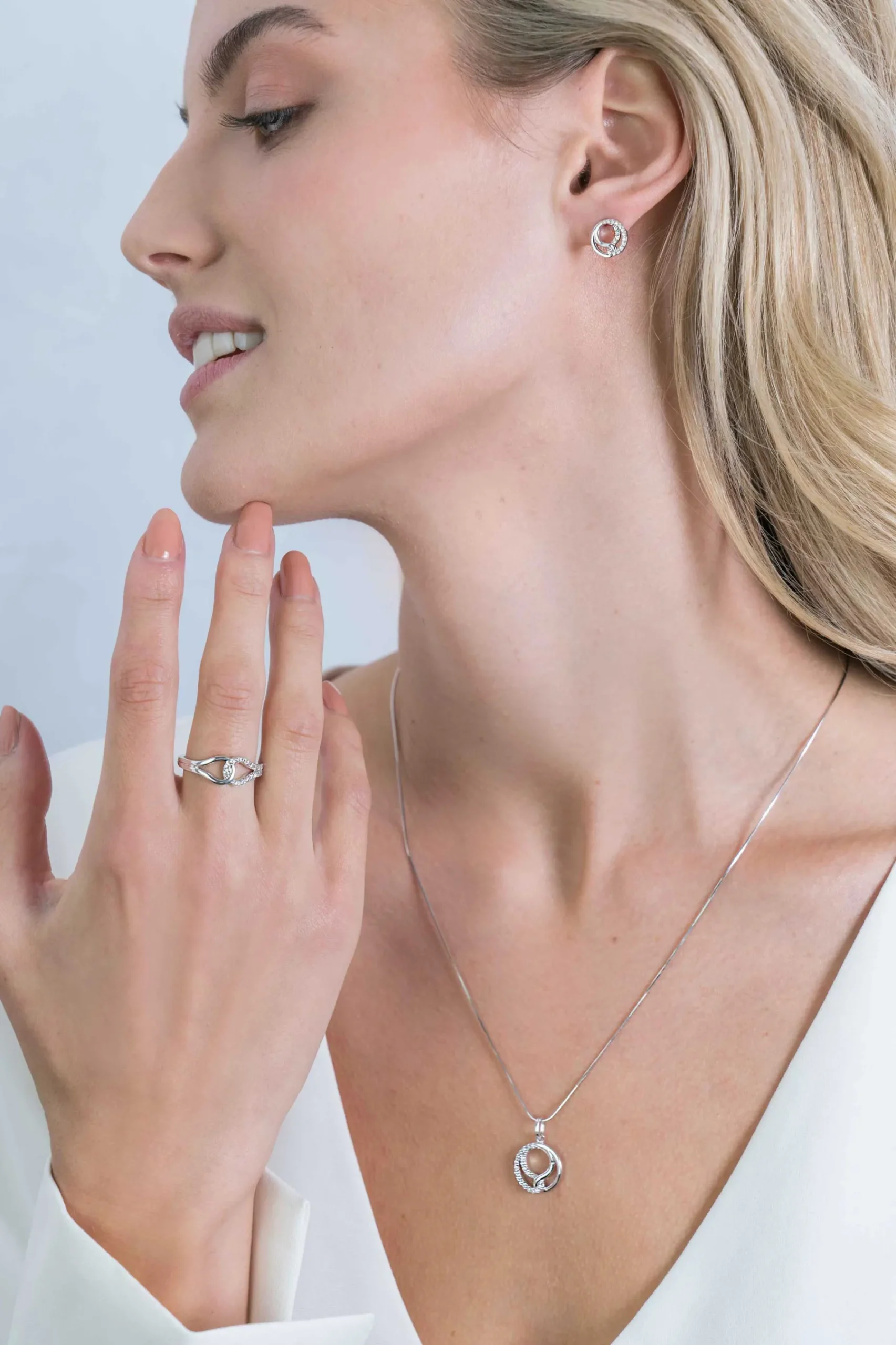 ZINZI zilveren oorknoppen 10mm symboliseert verbondenheid witte zirconia's ZIO2119
