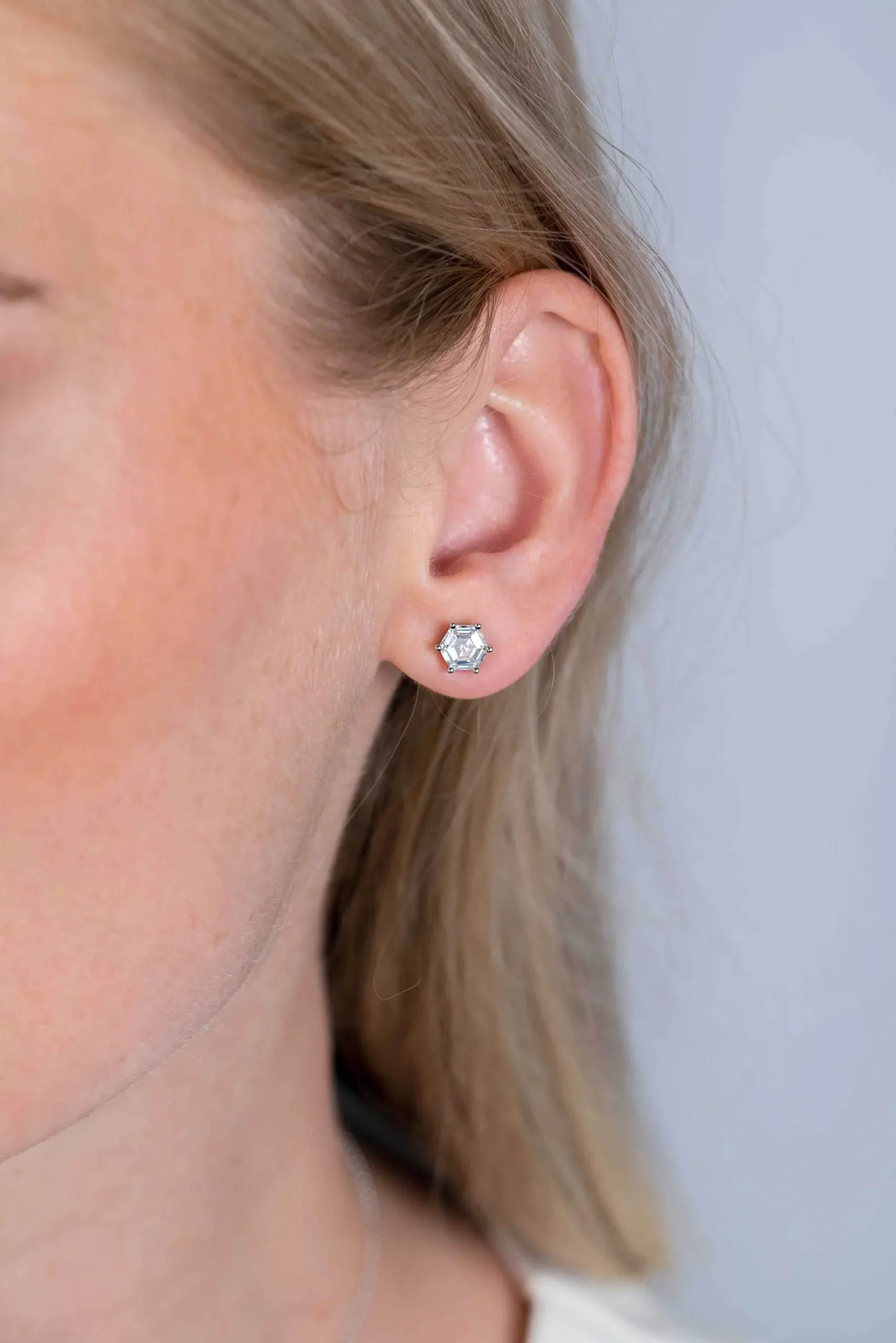ZINZI zilveren oorknoppen zeshoek met witte zirconia 7mm ZIO2259