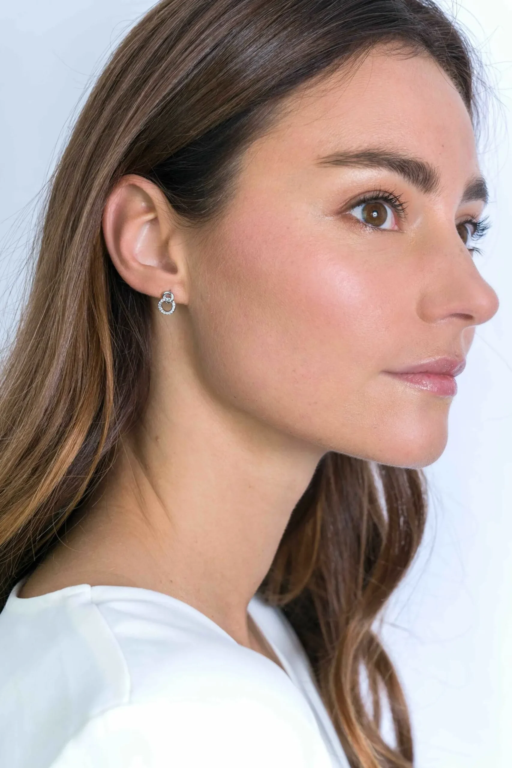 ZINZI zilveren oorknoppen 11mm verbonden rondjes glad en witte zirconia ZIO2045