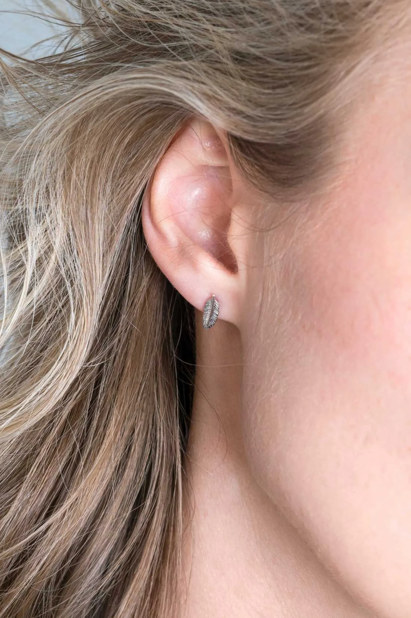 ZINZI zilveren oorknoppen veertje 10mm ZIO2212