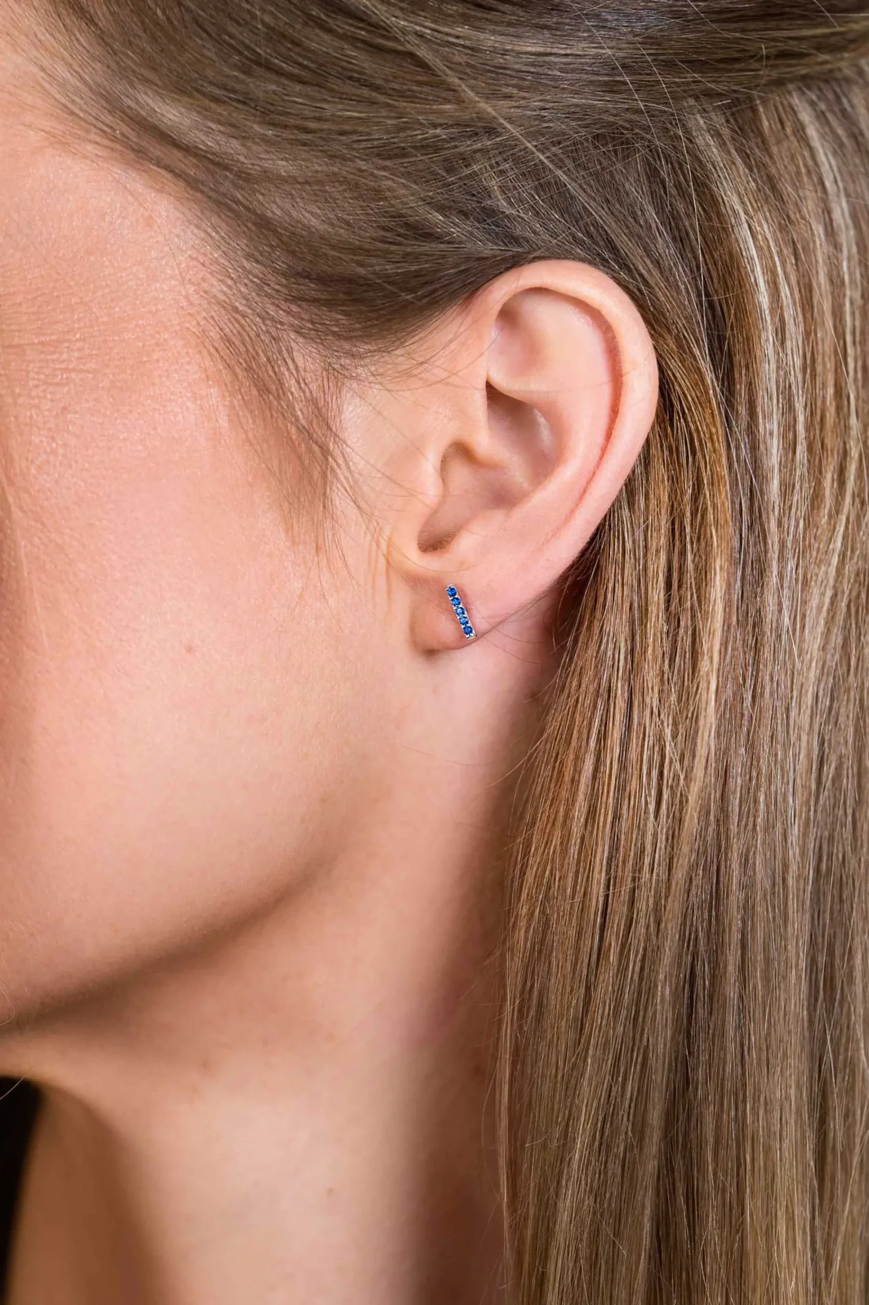 ZINZI zilveren oorknoppen staafje blauw 8mm ZIO1689B