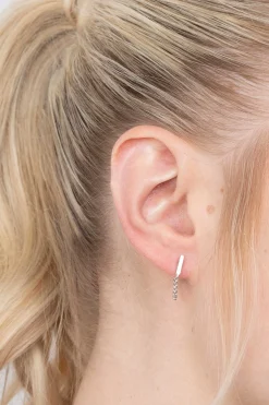 ZINZI zilveren oorknoppen met ketting staaf ZIO1688