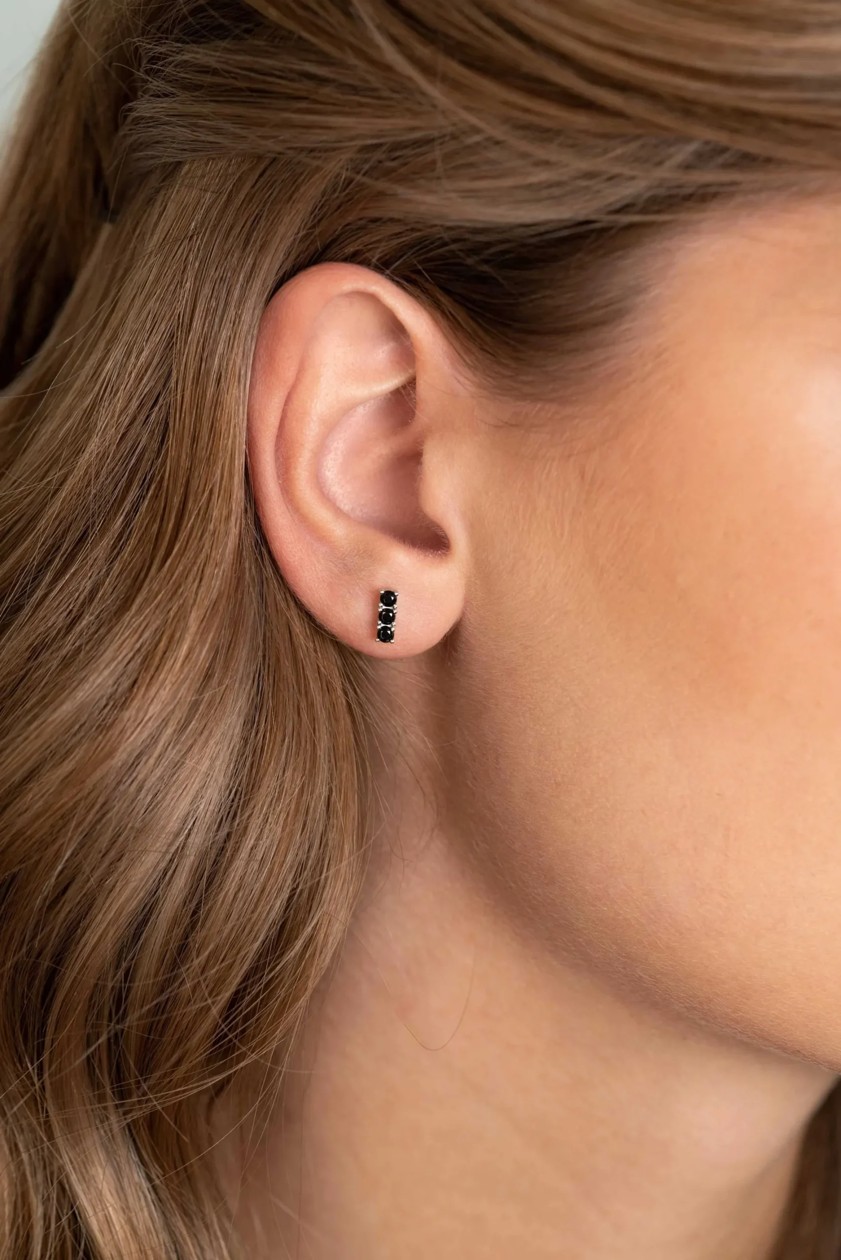 ZINZI zilveren oorknoppen 8mm staafje chaton gezet zwart ZIO2127Z