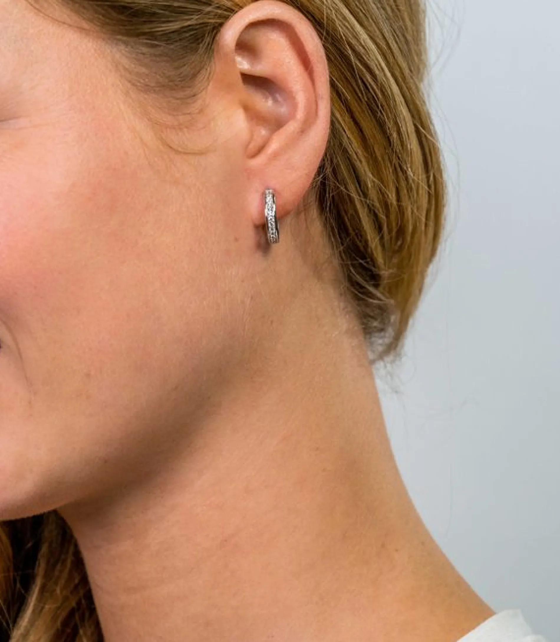 Zinzi zilveren oorringen 17 x 3mm witte zirconia's met luxe klapsluiting ZIO186Z