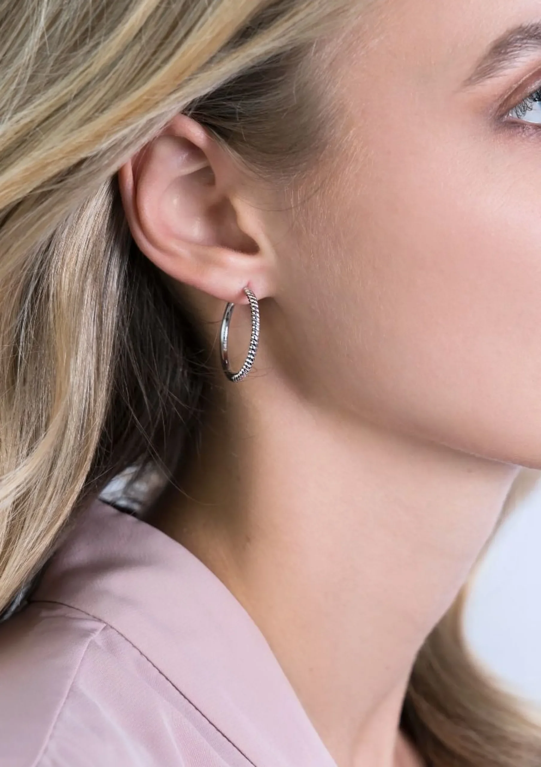 ZINZI zilveren oorringen gedraaid motief 25 x 2mm ZIO2129