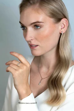 ZINZI zilveren oorstekers staafje 12mm ovale vorm bezet met witte zirconia's ZIO2270