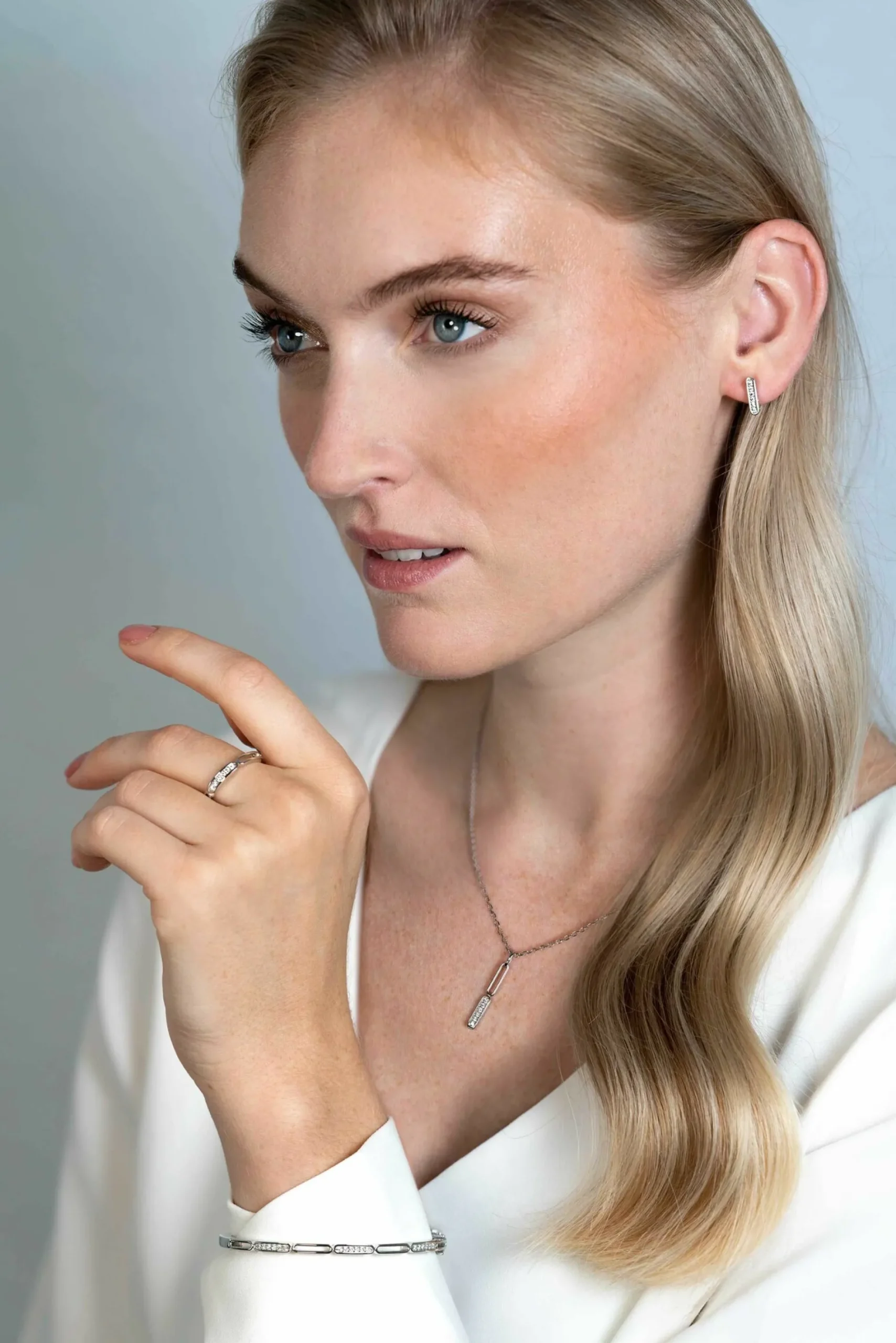 ZINZI zilveren oorstekers staafje 12mm ovale vorm bezet met witte zirconia's ZIO2270