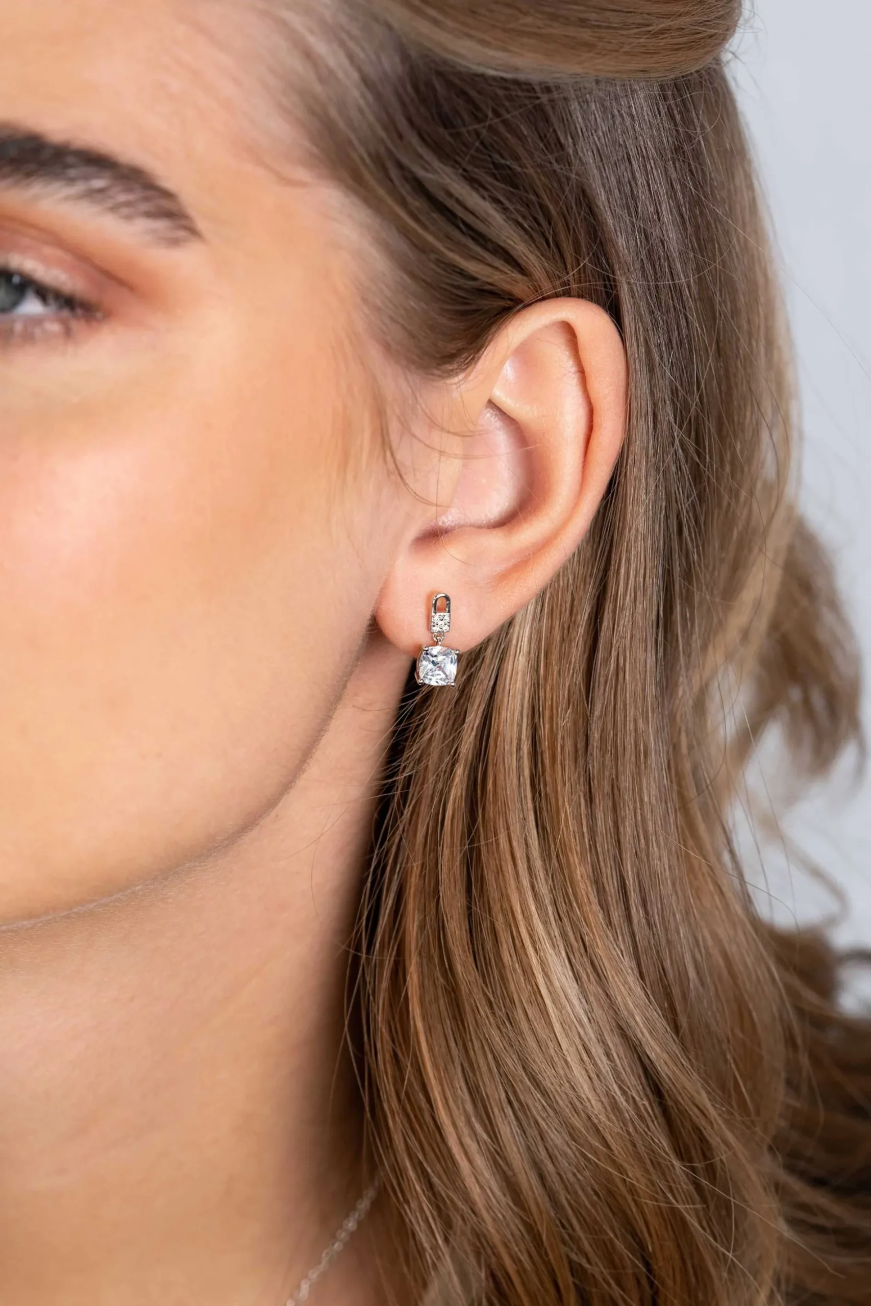 ZINZI zilveren oorstekers met vierkante witte zirconia en pavé zettingen 15mm ZIO2268