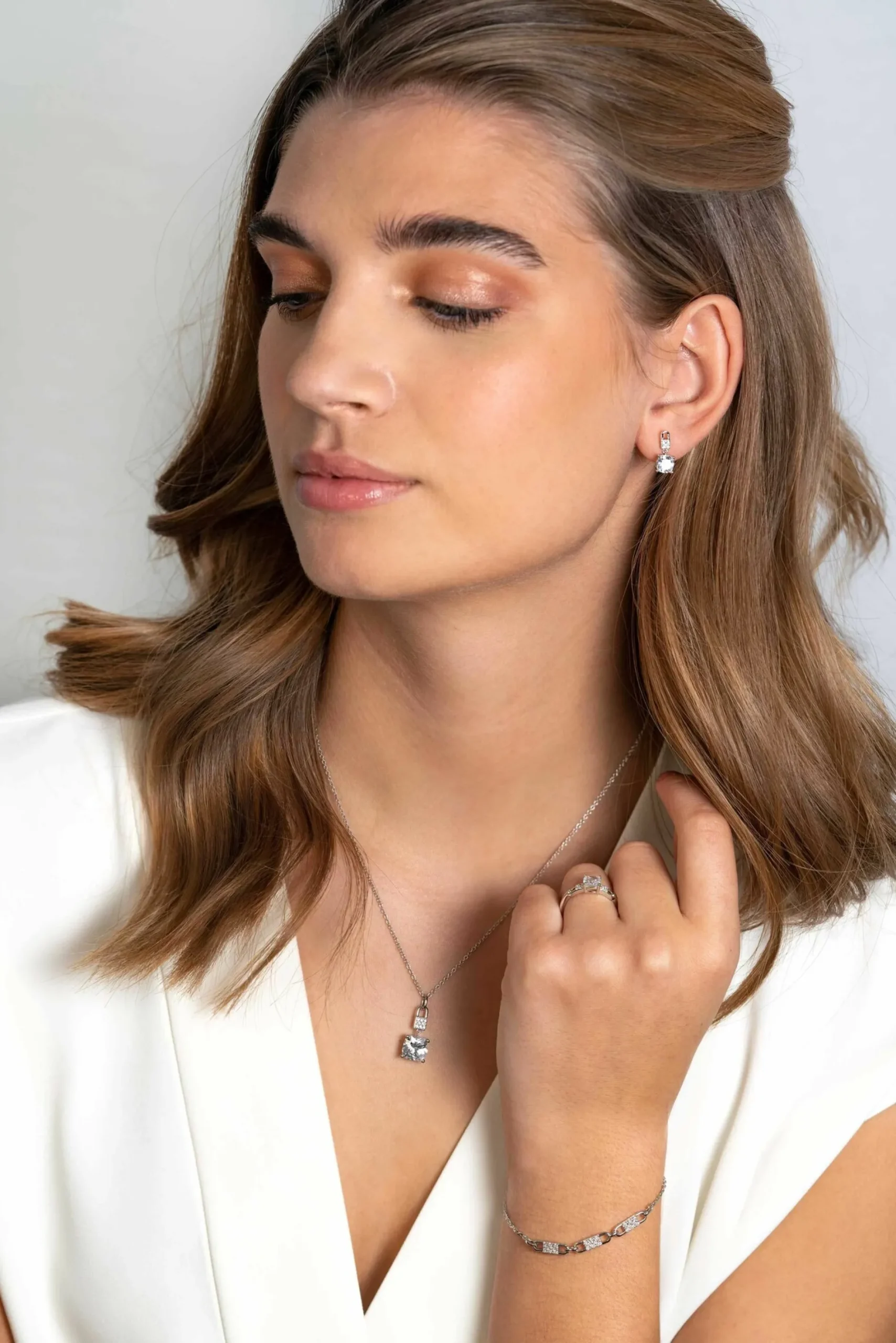 ZINZI zilveren oorstekers met vierkante witte zirconia en pavé zettingen 15mm ZIO2268