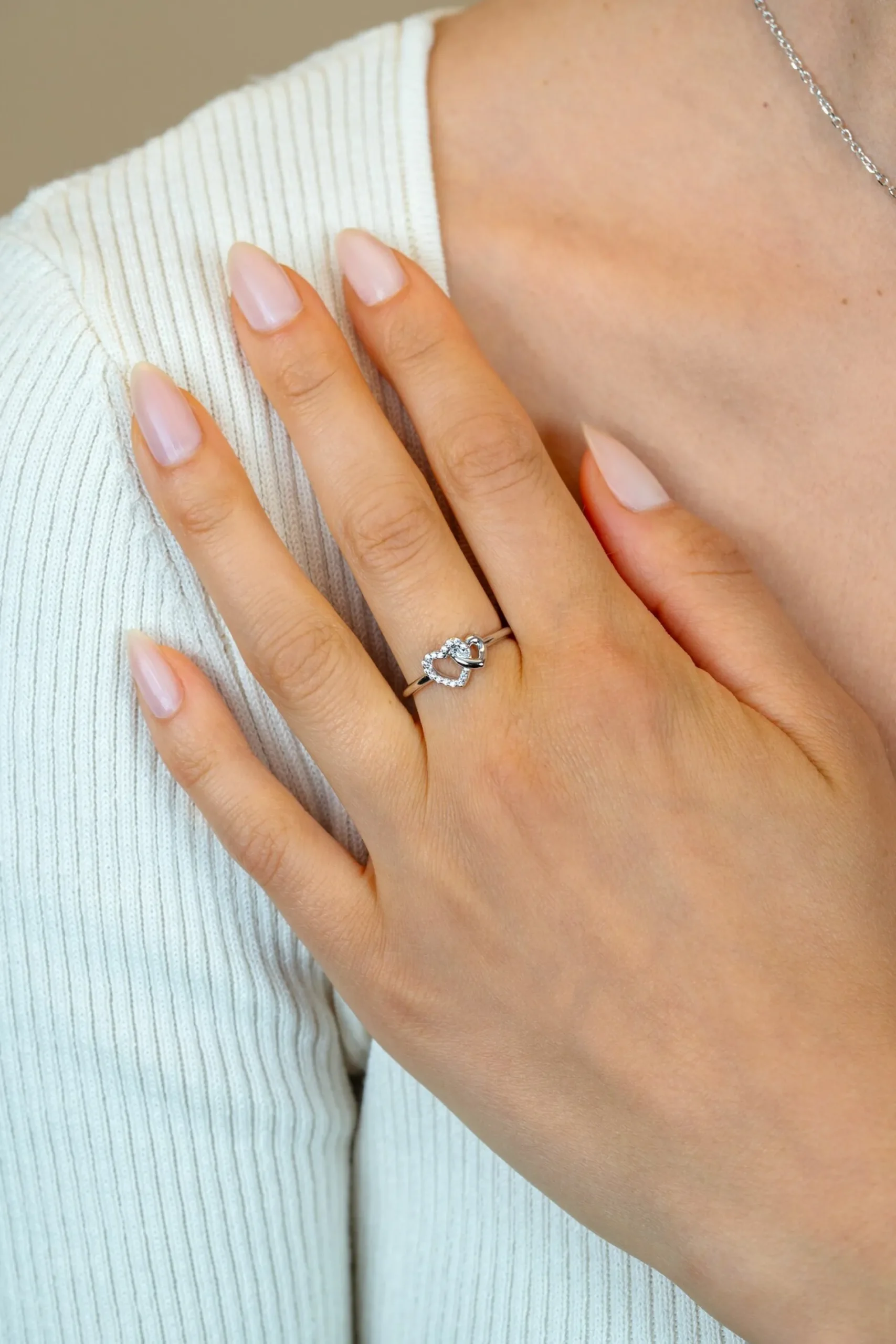 ZINZI zilveren ring 2 hartjes met elkaar verbonden, 1 hart bezet met witte zirconia's ZIR2493