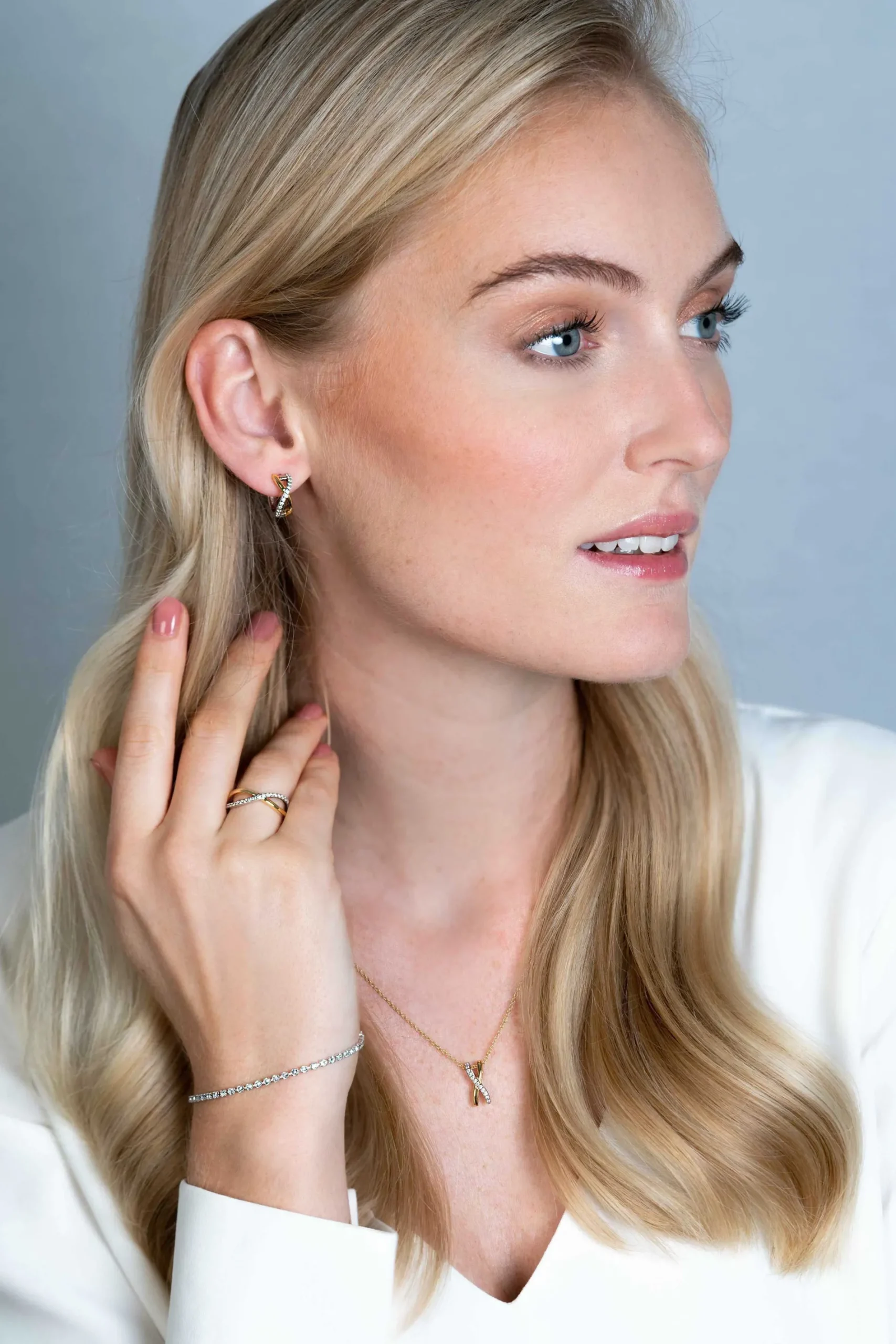 ZINZI zilveren ring cross-over bicolor bezet met witte zirconia's ZIR2234