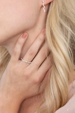 ZINZI zilveren ring golvend 'waves' wit ZIR2014