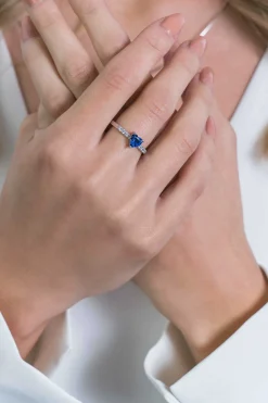ZINZI zilveren ring hart saffierblauw en witte zirconia's ZIR2134B