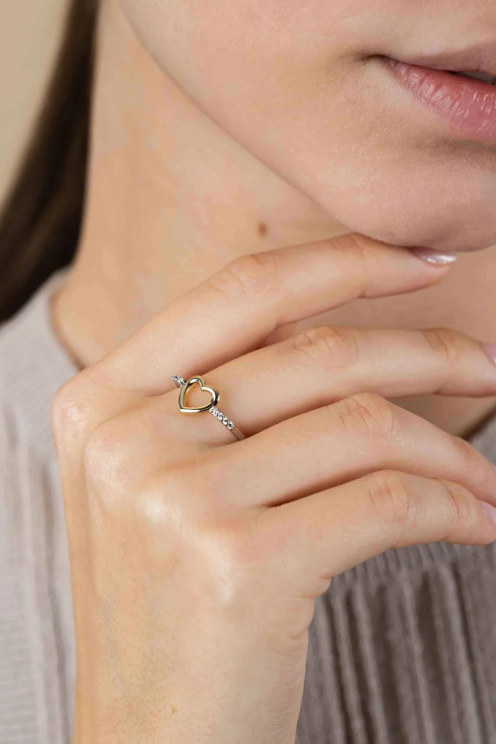 ZINZI zilveren ring met gold plated open hartje 8mm en witte zirconia's ZIR2566