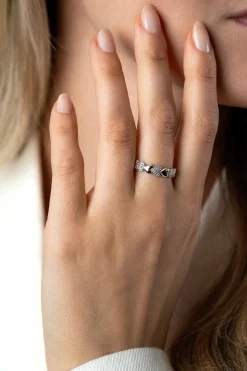 ZINZI zilveren ring met hartjes afwisselend bezet met witte zirconia's ZIR1798Z