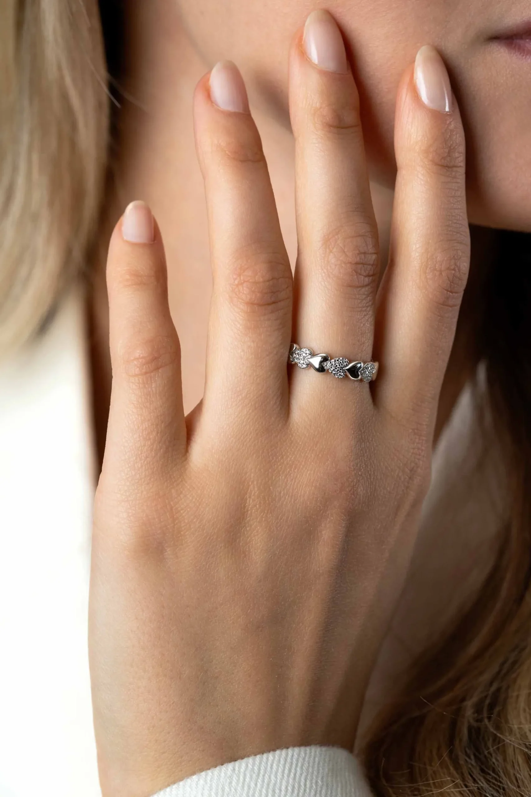 ZINZI zilveren ring met hartjes afwisselend bezet met witte zirconia's ZIR1798Z