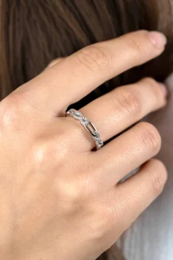ZINZI zilveren ring met infinity vormen bezet met witte zirconia's en verbonden met gladde ovale schakels ZIR2570