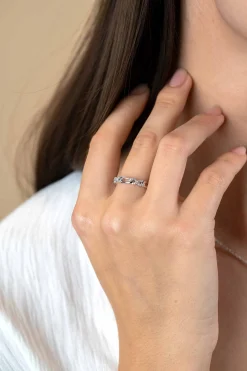 ZINZI zilveren ring met infinity vormen bezet met witte zirconia's en verbonden met gladde ovale schakels ZIR2570