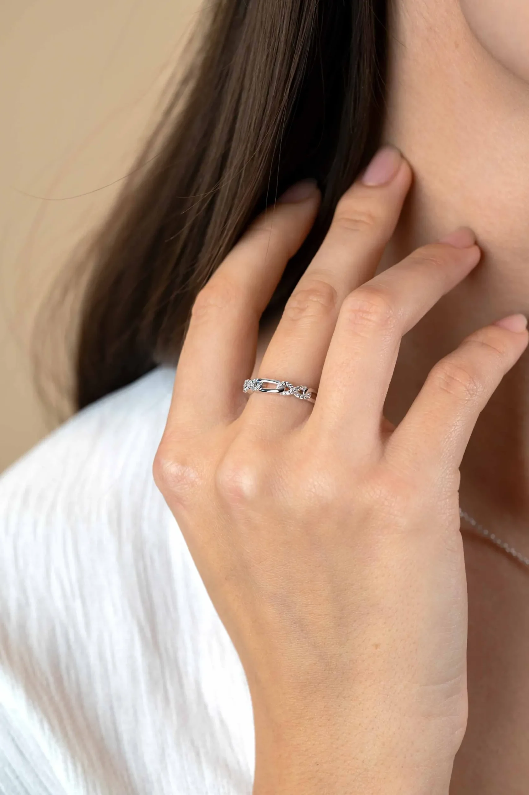 ZINZI zilveren ring met infinity vormen bezet met witte zirconia's en verbonden met gladde ovale schakels ZIR2570