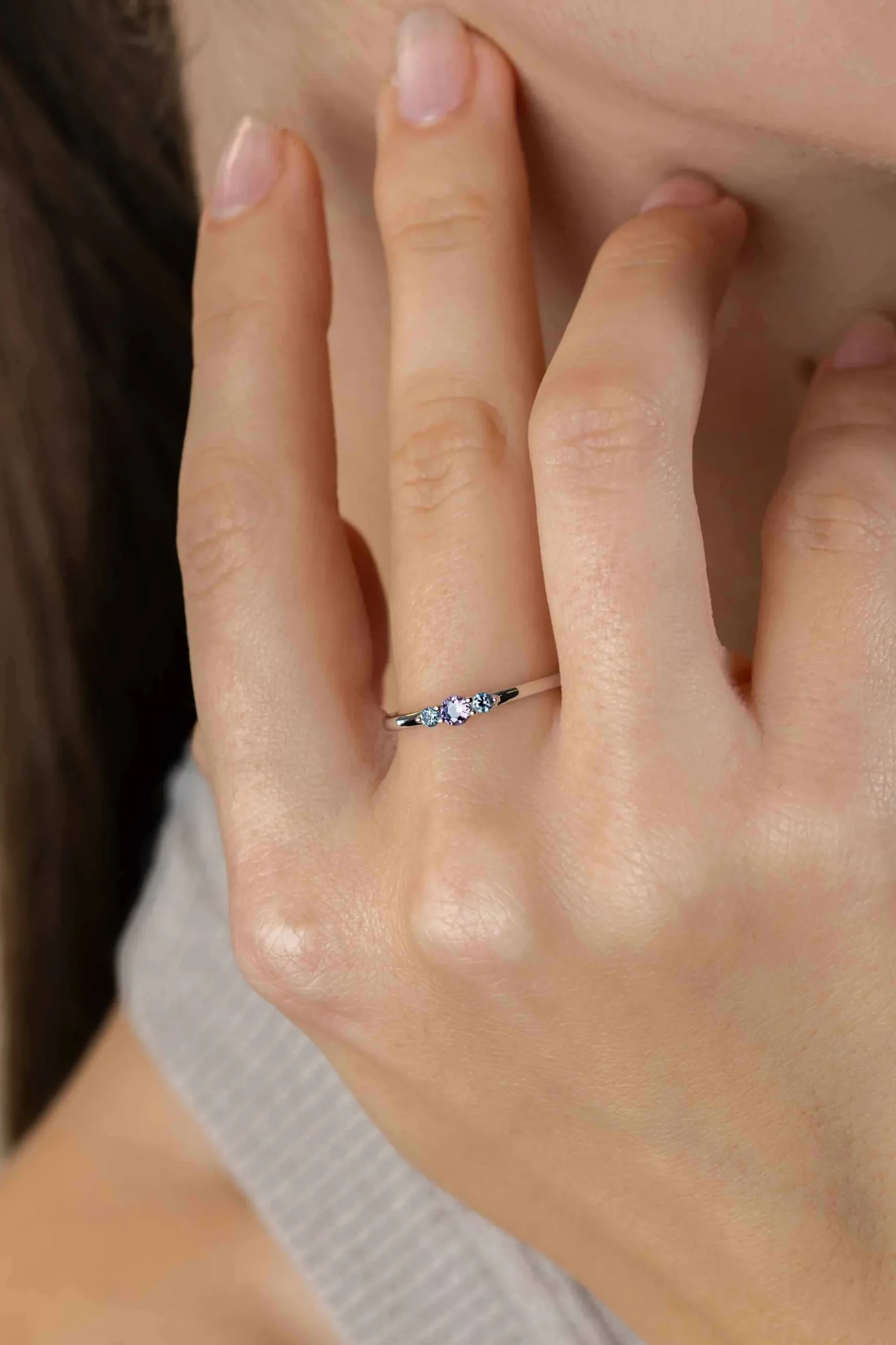 ZINZI zilveren ring met ronde chatonzettingen paarse en licht blauwe kleurstenen 3mm breed ZIR2564