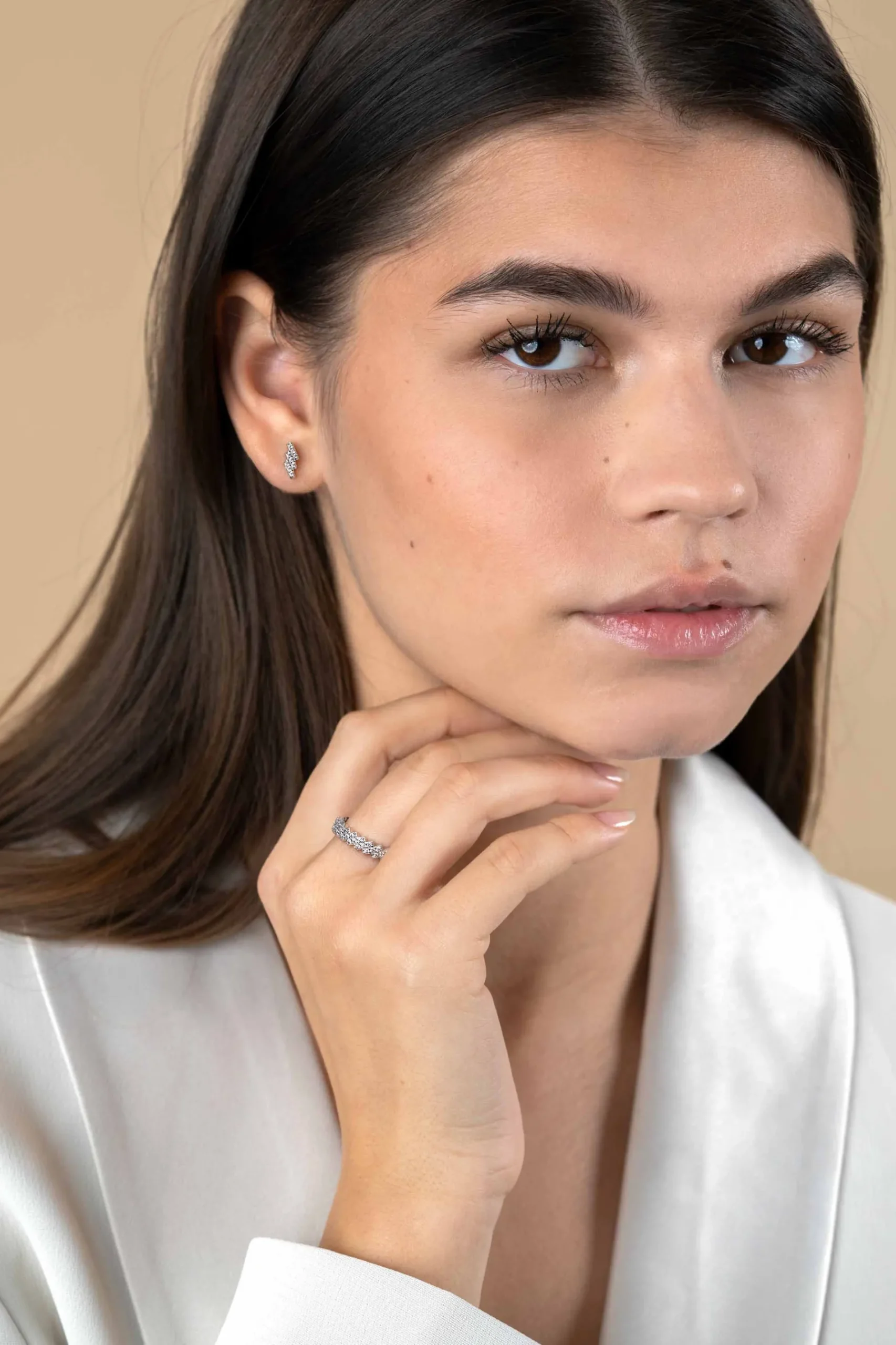 ZINZI zilveren ring met smalle rechthoekjes, trapsgewijs naast elkaar geplaatst en schitterend bezet met witte zirconia's 4mm breed ZIR2547