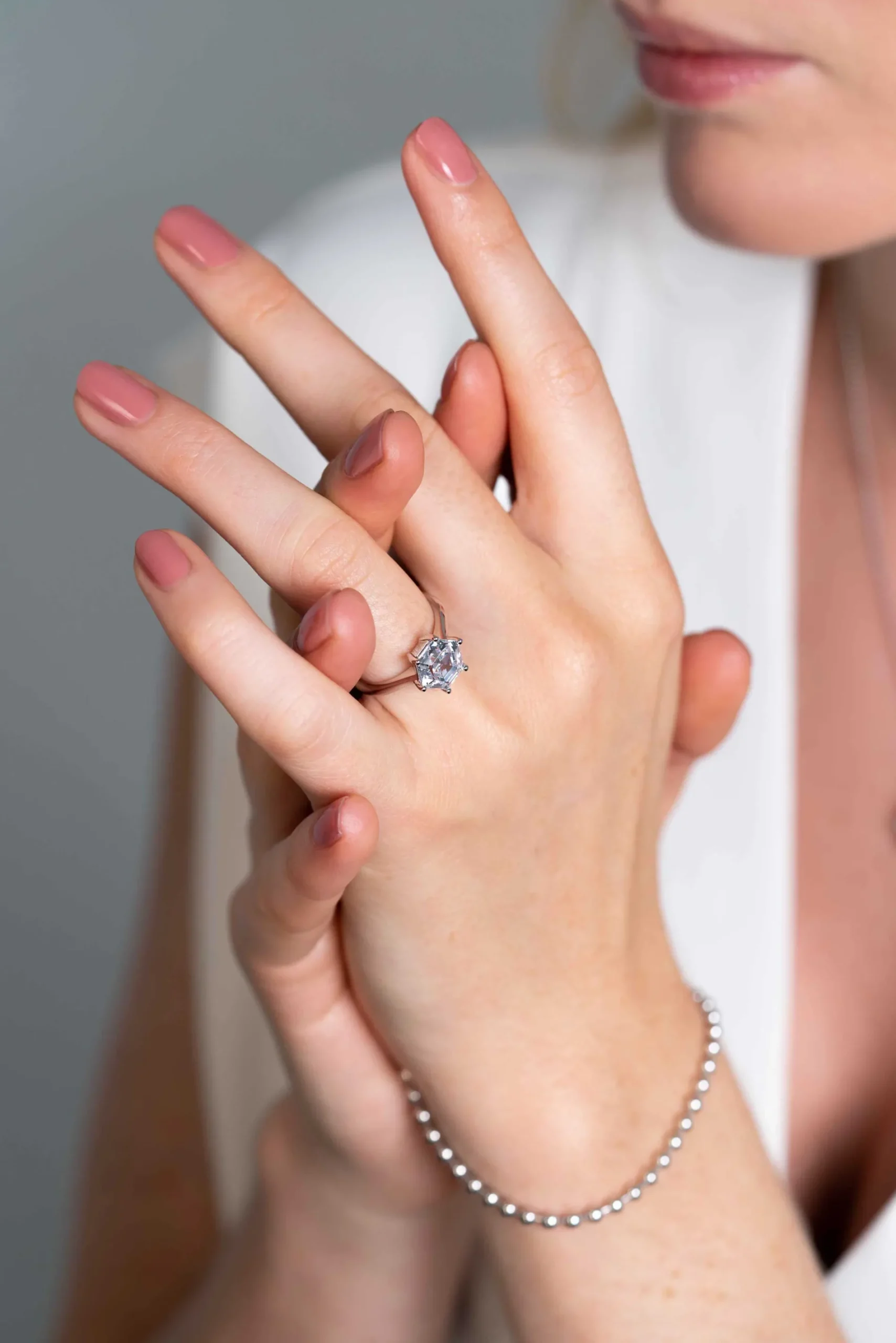 ZINZI zilveren ring met zeshoekige wittte zirconia 10mm ZIR2259