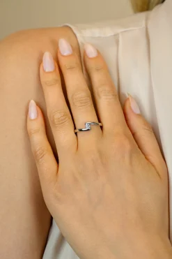 ZINZI zilveren ring (6mm breed) met ronde zirkonia, sierlijk omklemd door twee banen ZIR2766