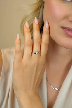 ZINZI zilveren ring (6mm breed) met ronde zirkonia, sierlijk omklemd door twee banen ZIR2766