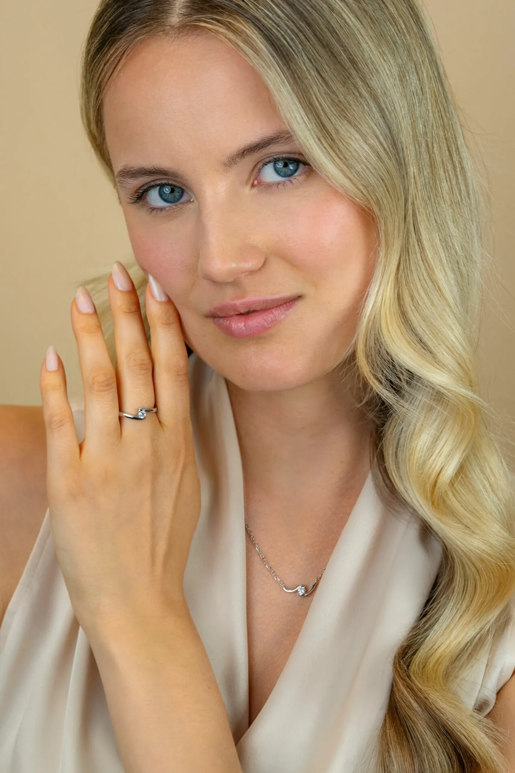 ZINZI zilveren ring (6mm breed) met ronde zirkonia, sierlijk omklemd door twee banen ZIR2766
