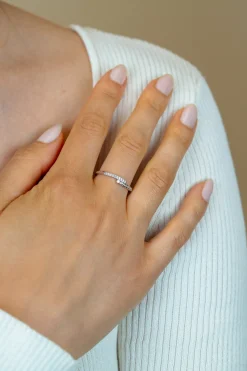 ZINZI zilveren ring (4mm breed) slagmodel bezet met witte zirkonia’s ZIR2729