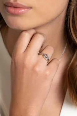 ZINZI zilveren ring twee ronde vormen met elkaar verbonden wit ZIR2266