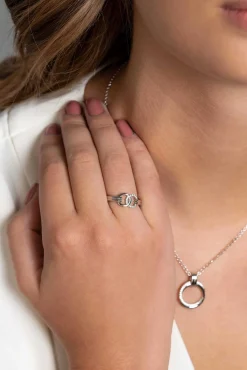 ZINZI zilveren ring twee ronde vormen met elkaar verbonden wit ZIR2266